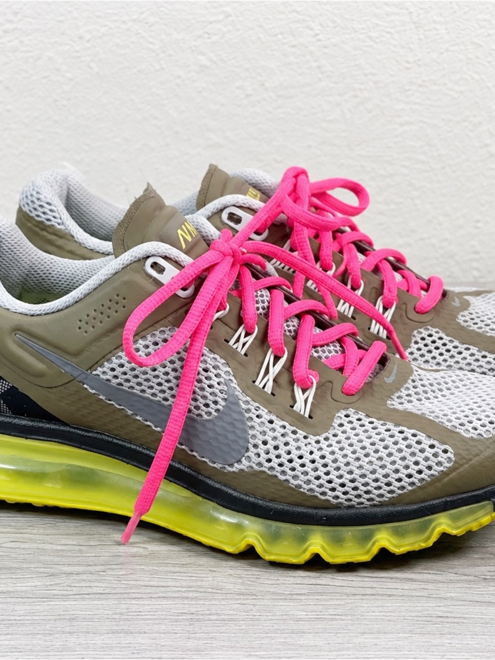 Nike Air Max 2013 Women’s Size 7.5 (24.5 cm)Shoes Olive Green Neon Pink Yellow
